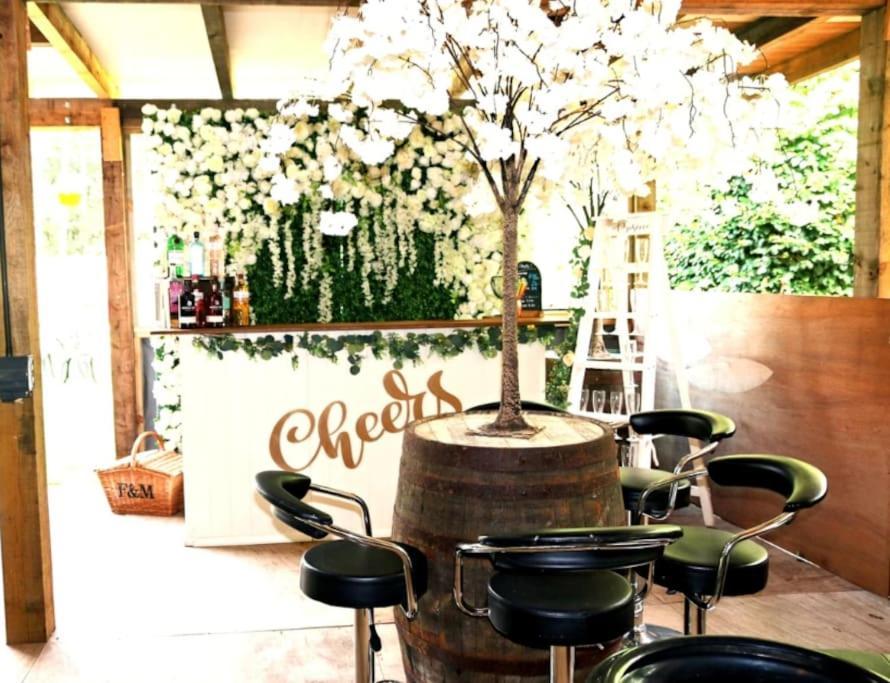 Hen & Stag Retreat Weekend Stay Sleeps 10 To 30 เทตฟอร์ด ภายนอก รูปภาพ