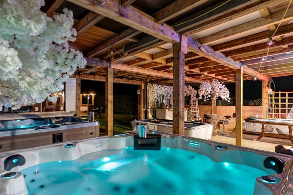 Hen & Stag Retreat Weekend Stay Sleeps 10 To 30 เทตฟอร์ด ภายนอก รูปภาพ